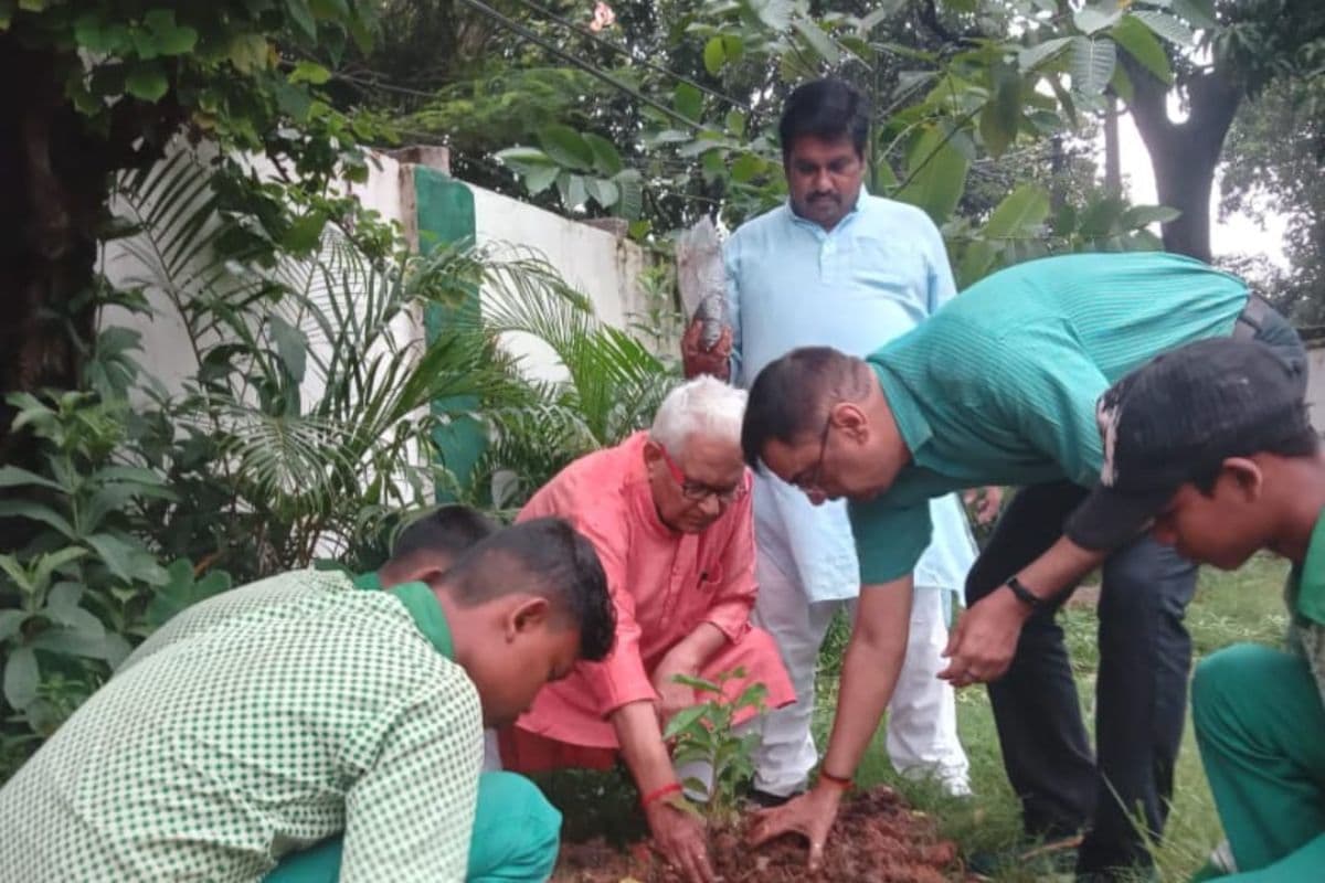 Ranchi News: हिनू यूनाइटेड उच्च विद्यालय में पौधरोपण, जीवन बचाने का लिया संकल्प