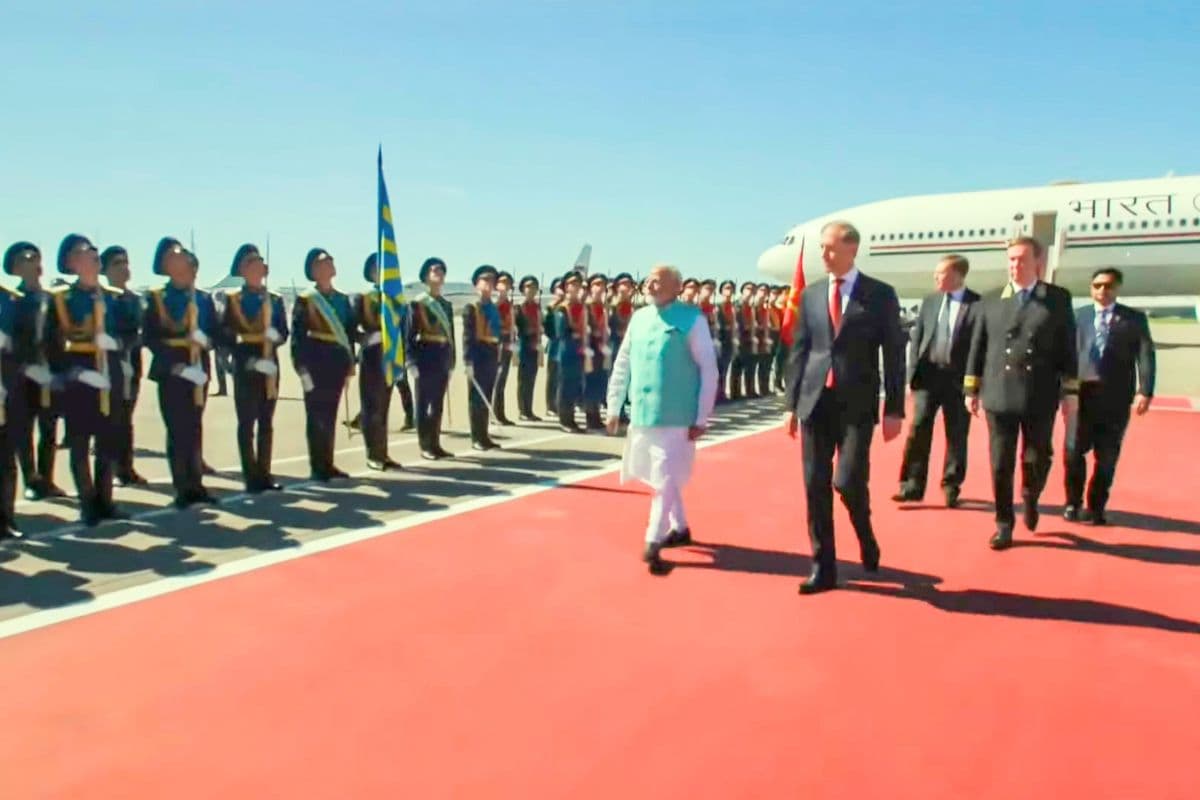 PM Modi Russia Visit: पीएम मोदी का मॉस्को में भव्य स्वागत, दिया गया गार्ड ऑफ ऑनर, रूसी कलाकारों ने भारतीय गानों पर किया डांस