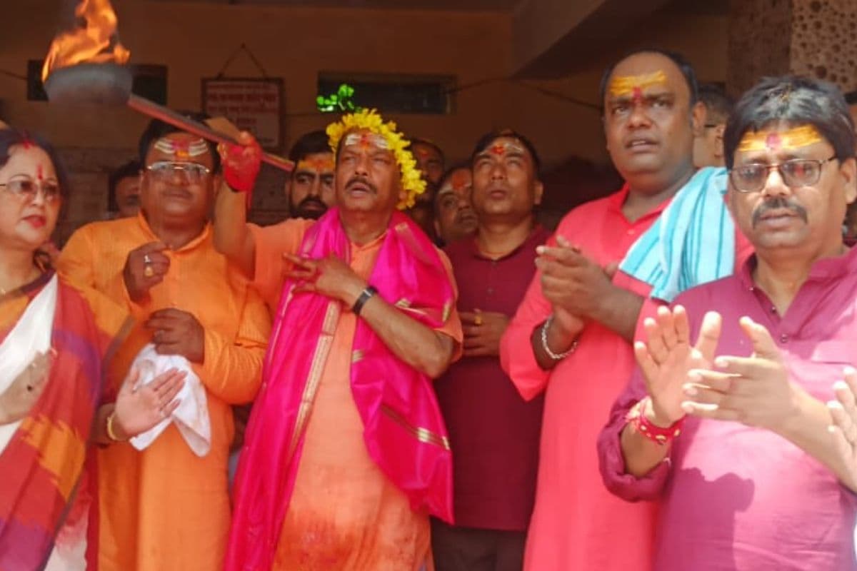 ओडिशा के राज्यपाल रघुवर दास ने फौजदारी बाबा के दरबार में लगायी हाजिरी, बोले-पीएम नरेंद्र मोदी ने किया चुनावी वादा पूरा