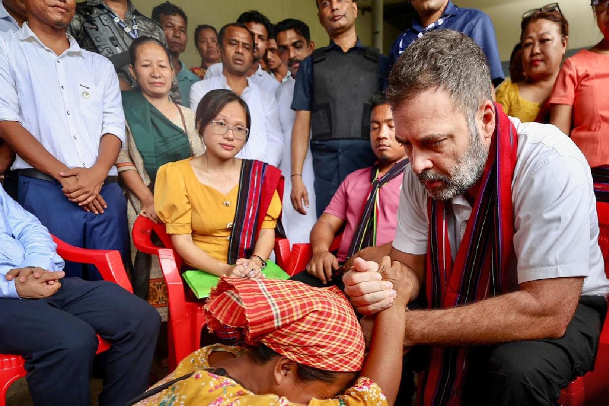 Assam Flood: राहुल गांधी का हाथ पकड़कर रो पड़ी महिला, देखें तसवीर