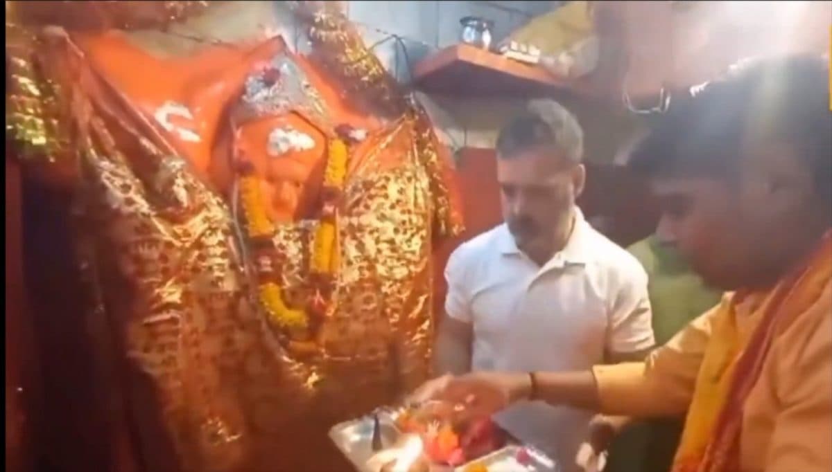 Rahul Gandhi Raebareli Visit: राहुल गांधी रायबरेली पहुंचे, चुरुवा हनुमान मंदिर में की पूजा-अर्चना