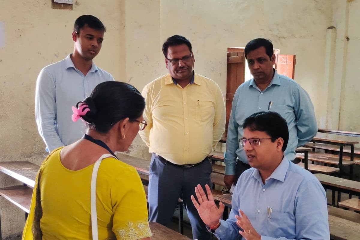 Ranchi News: मतदाता सूची के प्रारूप का हुआ प्रकाशन, DEO राहुल कुमार सिन्हा बोले-BLO अधिक से अधिक लोगों का नाम वोटर लिस्ट में जोड़ें