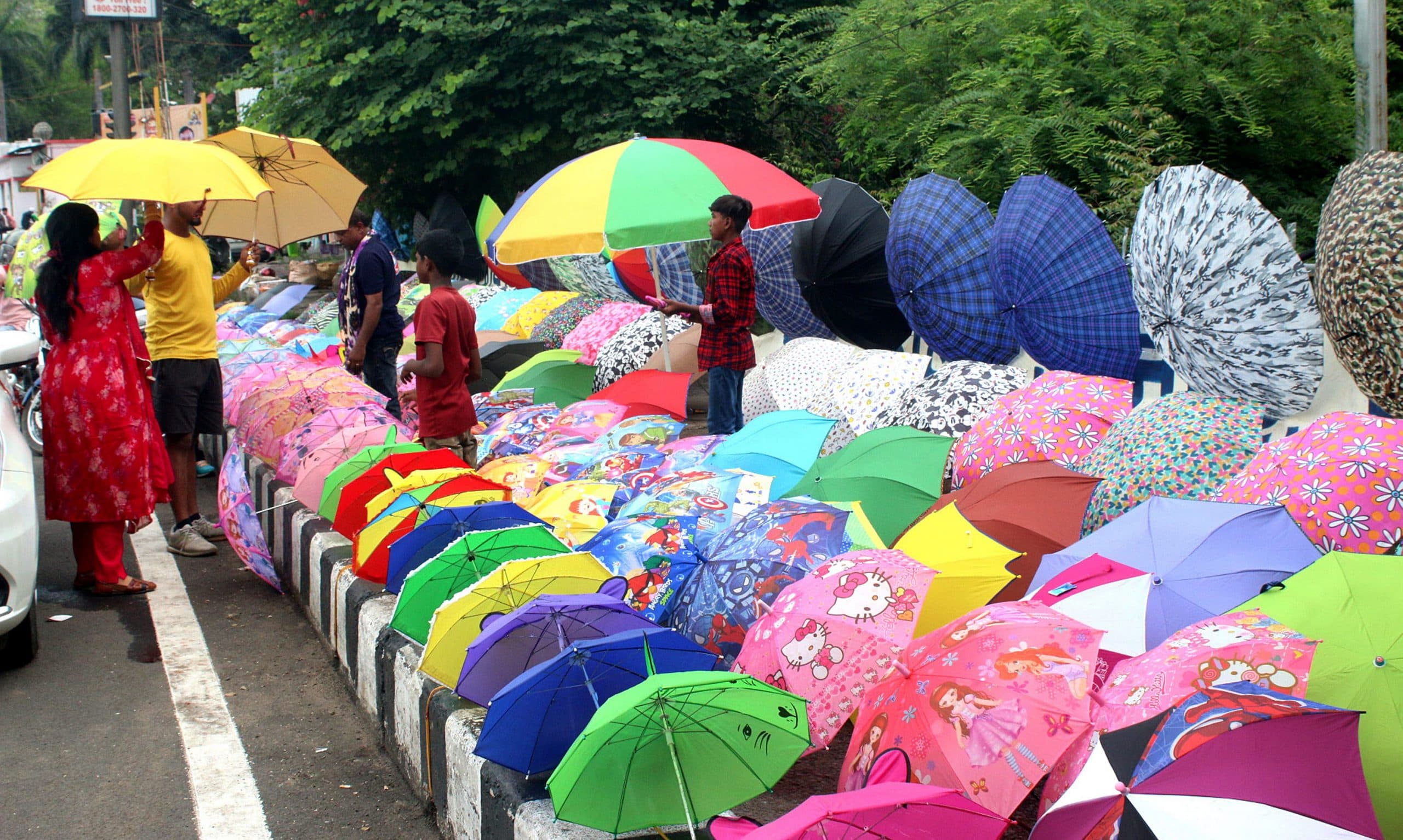 पटना की बारिश में चढ़ा फैशन का रंग, यहां मिल रहे रंग-बिरंगे, फैशनेबल और डबल यूज वाले रेनकोट
