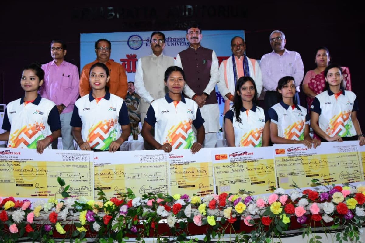 केंद्रीय रक्षा राज्यमंत्री संजय सेठ के साथ पुरस्कृत विद्यार्थी