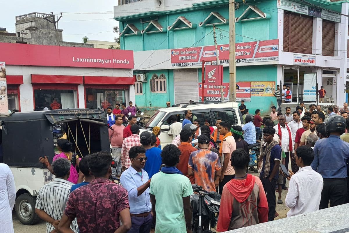 Jharkhand Road Accident: कार की चपेट में आने से बाइक सवार की मौत, मुआवजे के लिए परिजनों ने किया हंगामा