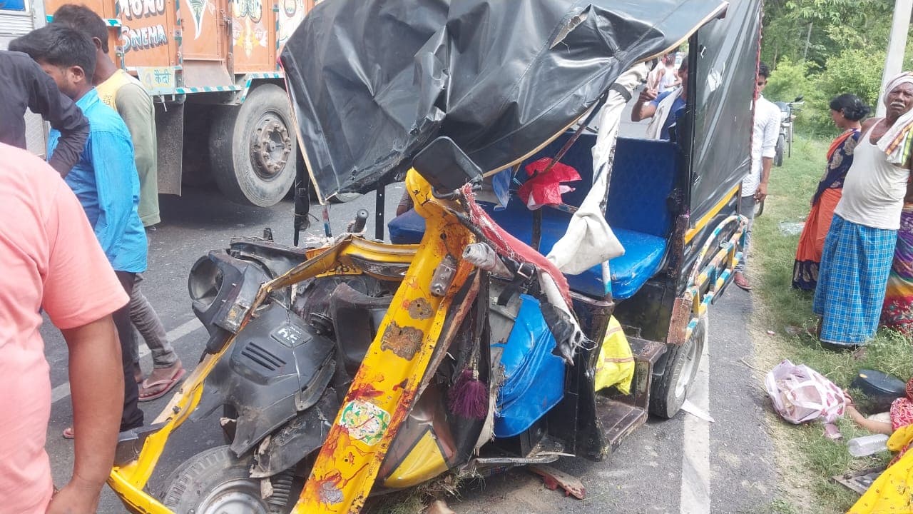 हाजीपुर में भीषण सड़क हादसा, तेज रफ्तार ट्रक ने श्रद्धालुओं से भरी ऑटो में मारी टक्कर, छह की मौत