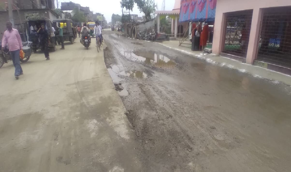 Poor management of Roads: गिद्धौर बाजार की सड़कें हुईं तालाब में तब्दील, प्रशासन बेखबर?