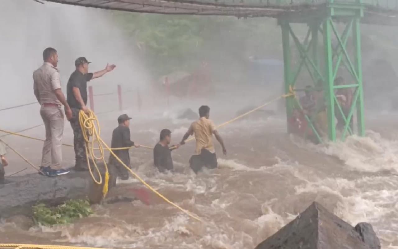 Bihar Flood: बिहार के इस वाटरफॉल ने अचानक दिखाया रौद्र रूप, पानी के तेज बहाव में घिरे सैलानी बाल-बाल बचे...