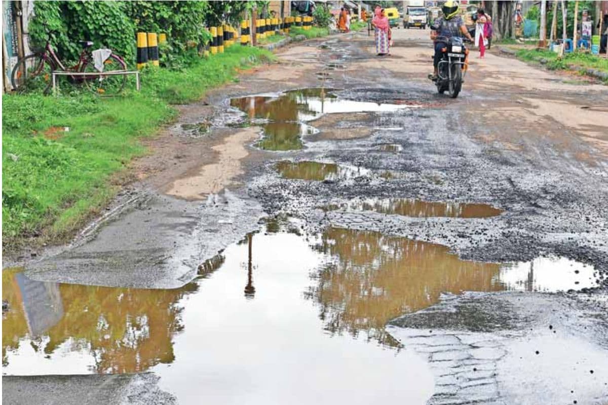 पश्चिम बंगाल : मॉनसून ने दी दस्तक, पर नहीं बदली बदहाल सड़कों की हालत