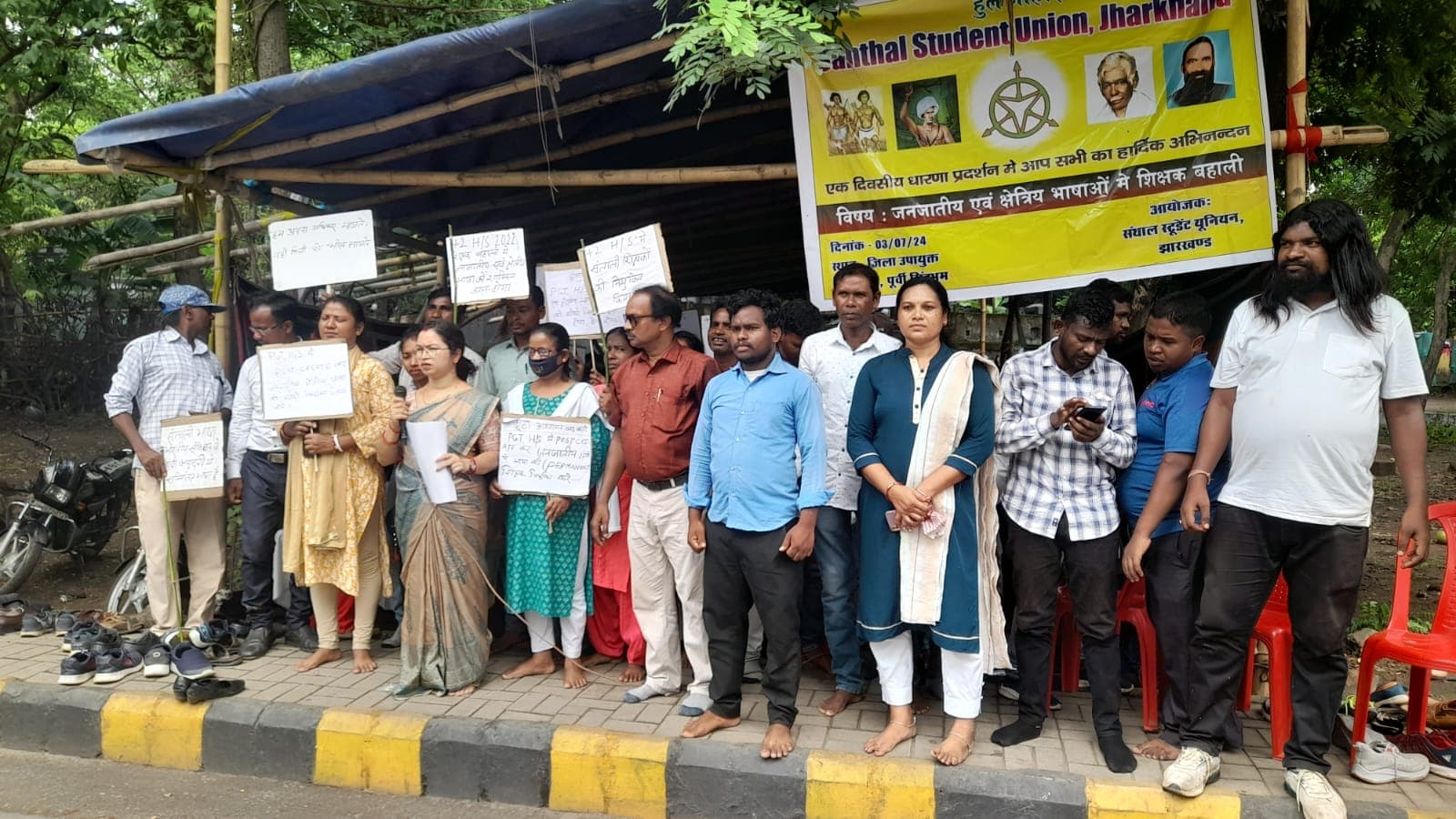 संताल स्टूडेंट्स यूनियन ने बुधवार को टीजीटी में संताली विषय के शिक्षक पद सृजित कर अविलंब शिक्षकों की बहाली करने की मांग को लेकर उपायुक्त कार्यालय के सामने एक दिवसीय धरना प्रदर्शन किया. धरना प्रदर्शन के बाद मुख्यमंत्री व शिक्षा मंत्री के नाम छह सूत्री एक मांग पत्र उपायुक्त को सौंपा गया.