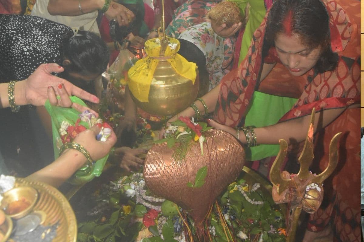 Sawan 2024: सावन की पहली सोमवारी पर हर-हर महादेव से गूंजे शिवालय, भक्तों ने बाबा भोलेनाथ का किया जलाभिषेक