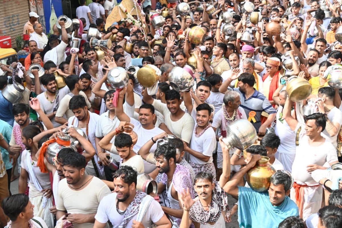 Sawan 2024: सावन के पहले सोमवार को बाबा विश्वनाथ के दरबार में उमड़ा श्रद्धालुओं का सैलाब