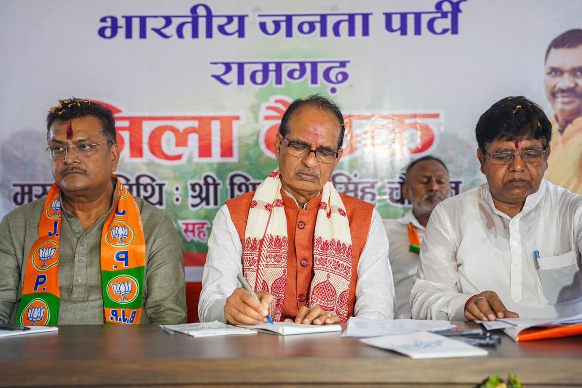 Jharkhand Politics: शिवराज सिंह चौहान बोले, झारखंड में प्रचंड बहुमत से बनाएंगे सरकार, गठबंधन सरकार पर भी साधा निशाना