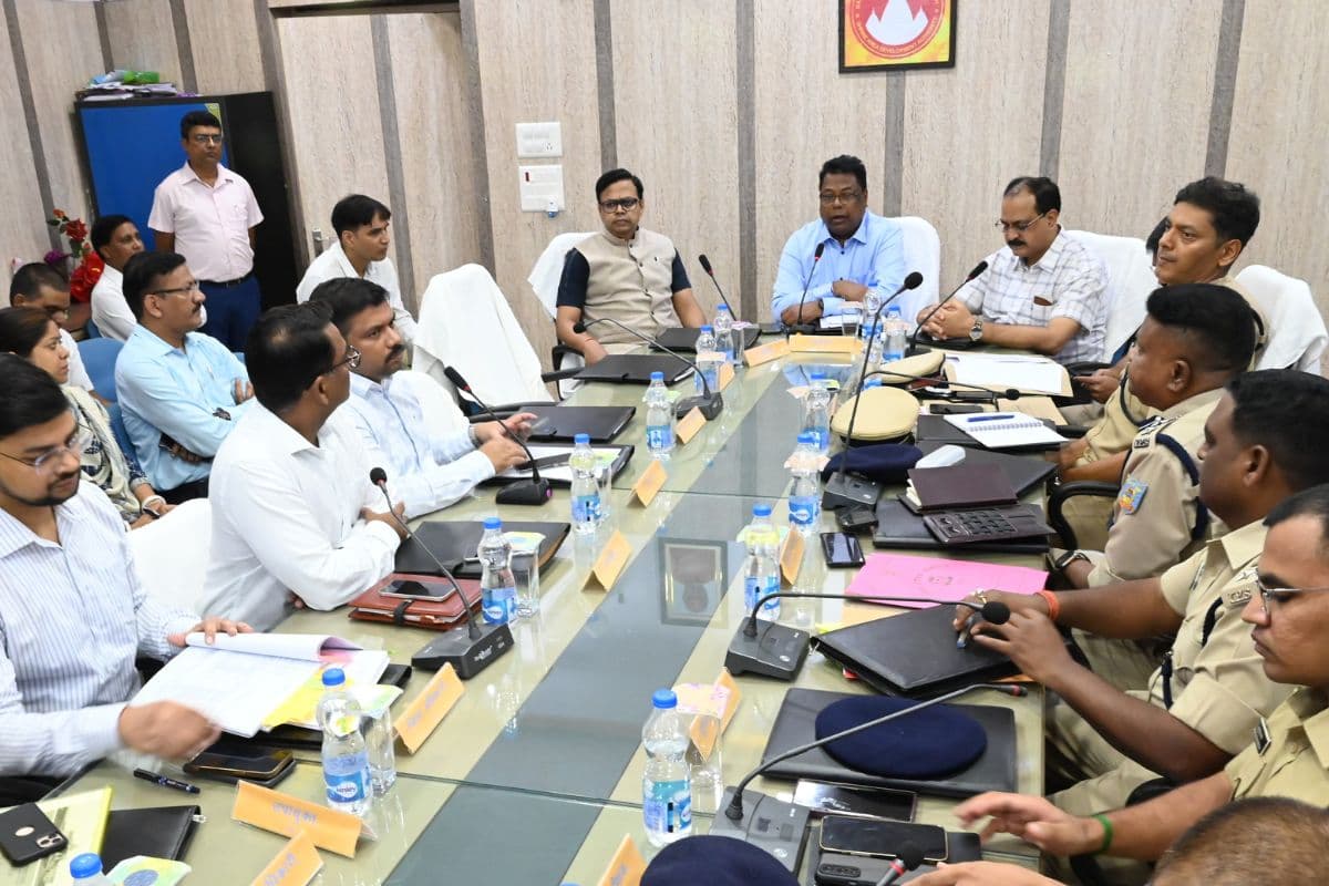 Shravani Mela 2024: देवघर में बिहार-झारखंड के अफसरों ने किया मंथन, AI से क्राउड मैनेजमेंट, बाबाधाम एप से मिलेंगी सूचनाएं