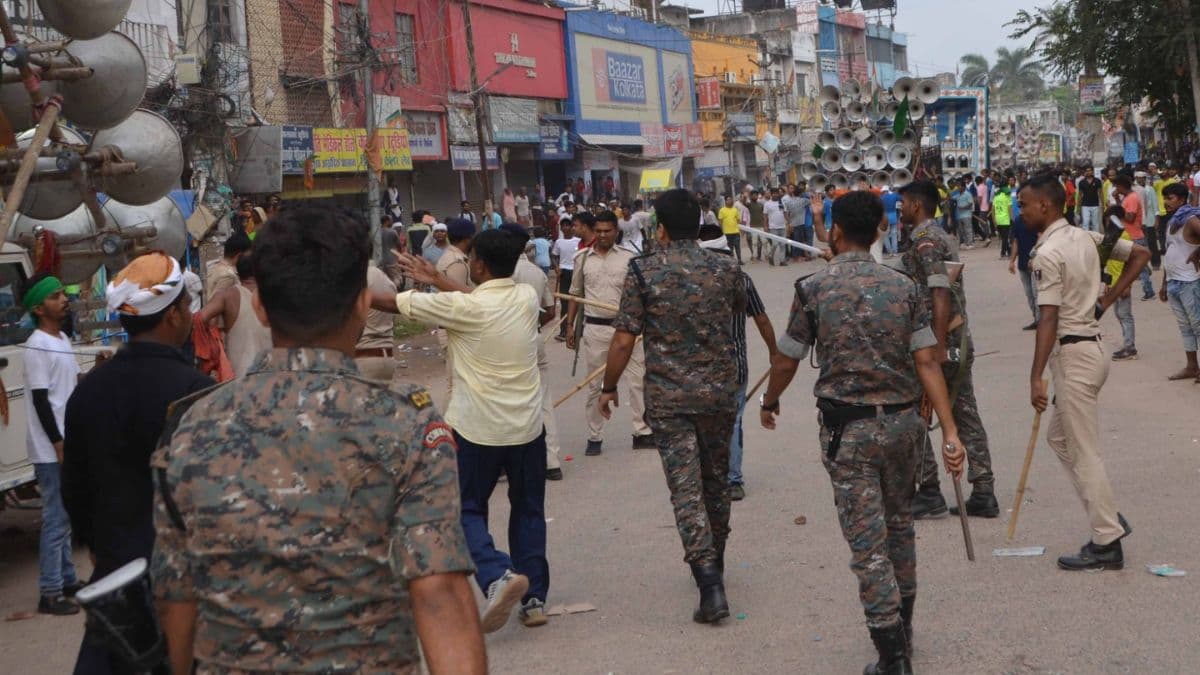 Bihar: सीतामढ़ी में ताजिया जुलूस के दौरान दो पक्ष आपस में भिड़े, पुलिस ने लाठीचार्ज कर खदेड़ा...