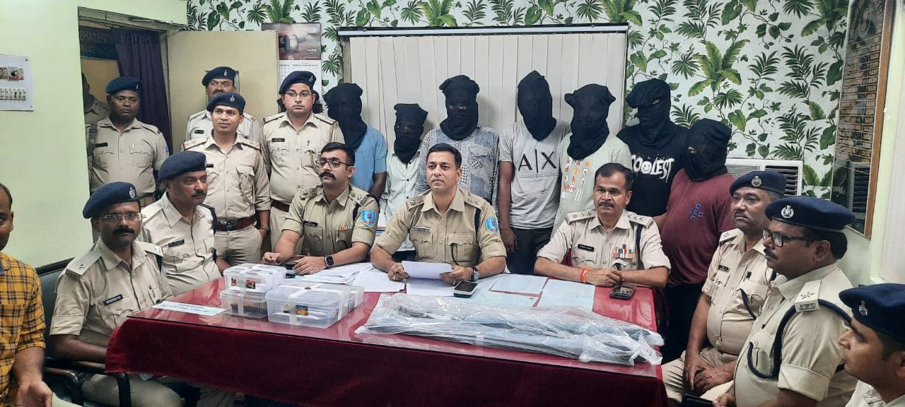 शराब दुकान लूटकांड में अंतरराज्यीय गिरोह के आठ अपराधी गिरफ्तार, 55 पेटी विदेशी शराब जब्त