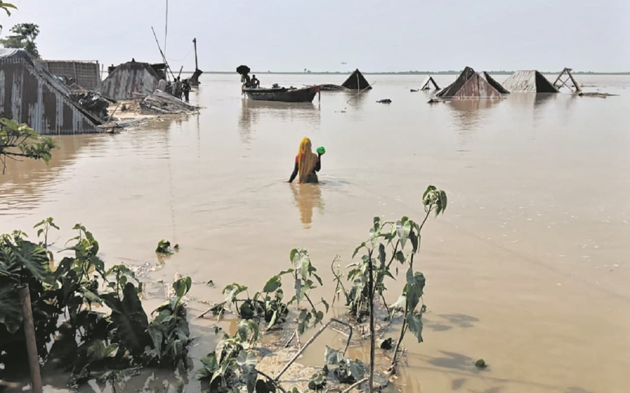 PHOTOS: बिहार में यहां गांव का गांव बहा ले जाती है कोसी, बाद में अपनी ही जमीन को ढूंढने लौटते हैं लोग…
