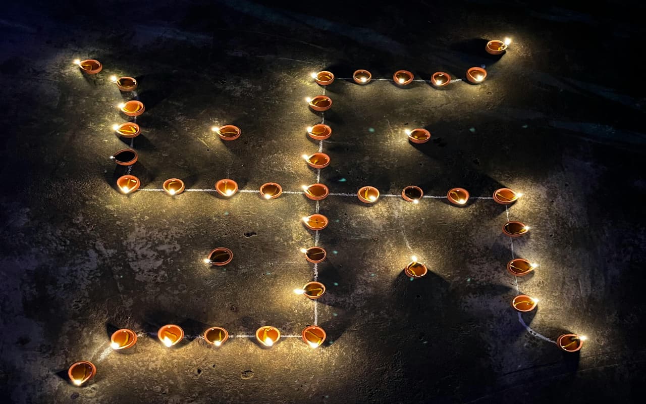 Vastu Tips: स्वास्तिक बनाते समय इन बातों का जरूर रखें ध्यान