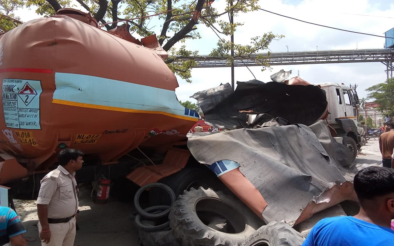 Bihar News: पश्चिम चंपारण में ट्रक टैंकर में हुआ जोरदार विस्फोट, पास में खड़े आदमी के चिथड़े उड़े