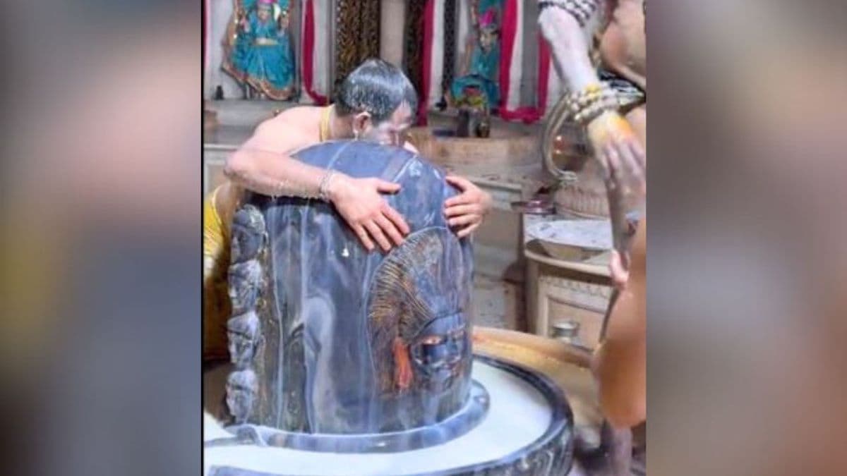 Bihar: शिव आराधना का अलग अंदाज, शिवलिंग में लिपटे नजर आए तेजप्रताप, वीडियो वायरल…