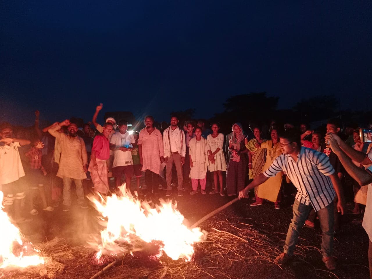 सरायकेला के तितिरबिला चौक में शुक्रवार की शाम को रैयतीदार व आदिवासी सामाजिक संगठनों ने डीसी, एसडीओ, भूअर्जन पदाधिकारी, पथ निर्माण विभाग के पदाधिकारी, सरायकेला थाना प्रभारी व सरायकेला अंचलाधिकारी का पुतला दहन किया गया.