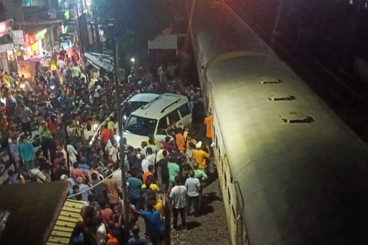 Train Accident: खड़दह में बंद रेलवे फाटक पर 2 वाहनों को हजारदुआरी एक्सप्रेस ने मारी टक्कर