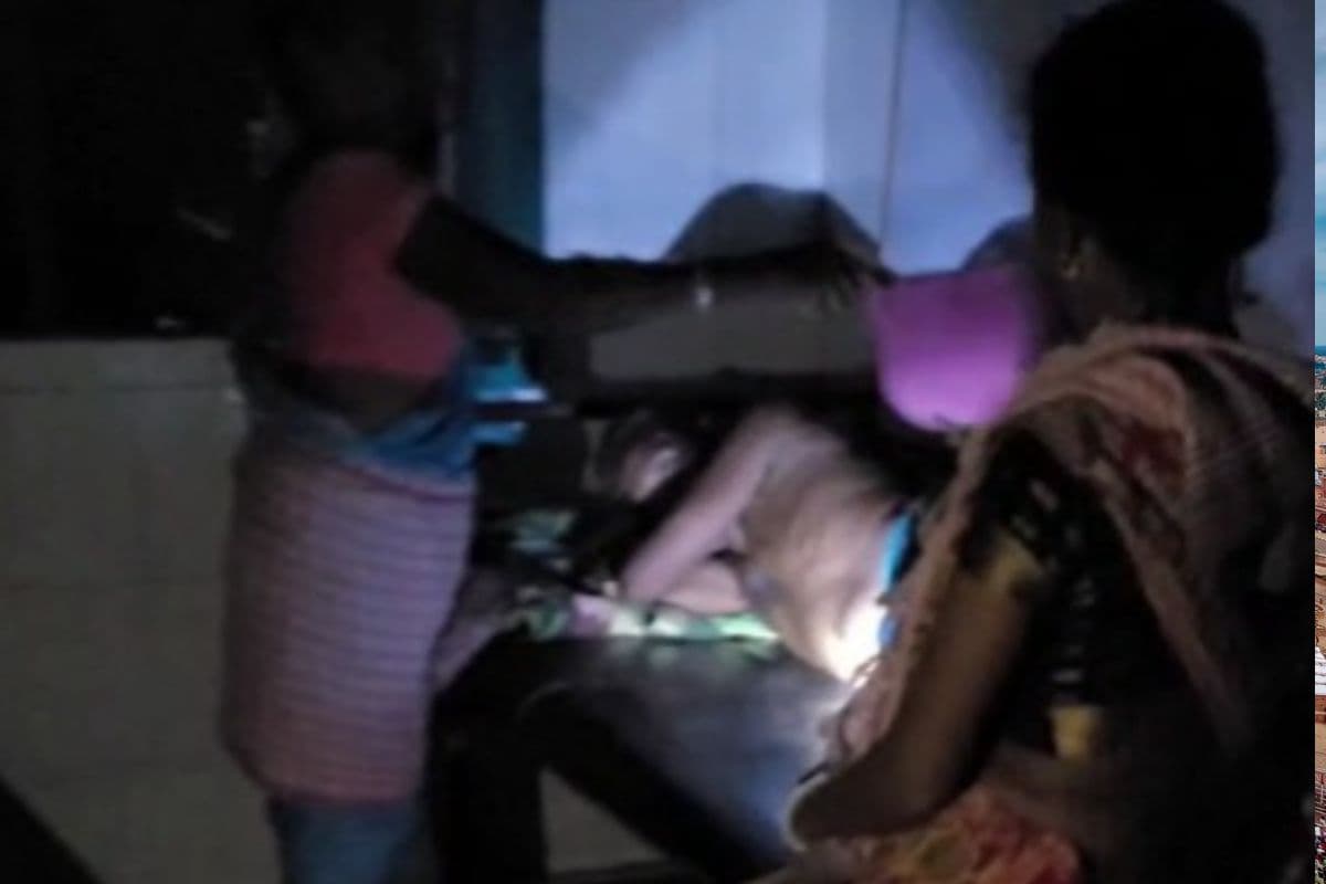 झारखंड के एक सामुदायिक स्वास्थ्य केंद्र में टॉर्च की रोशनी में हो रहा इलाज, मरीज के परिजनों में आक्रोश