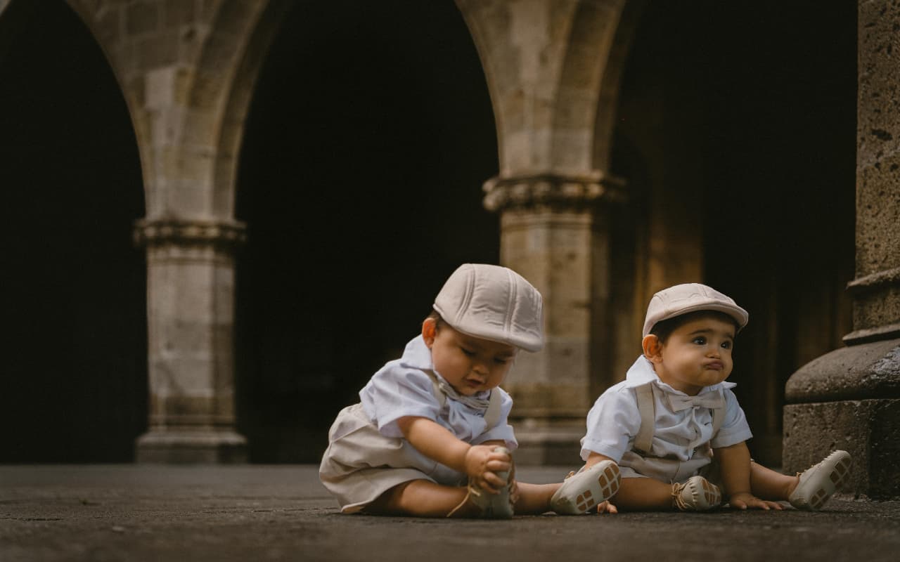 Baby Names: जुड़वा बेटों के लिए यहां से चुनें क्यूट सा नाम, साथ ही जानें अर्थ