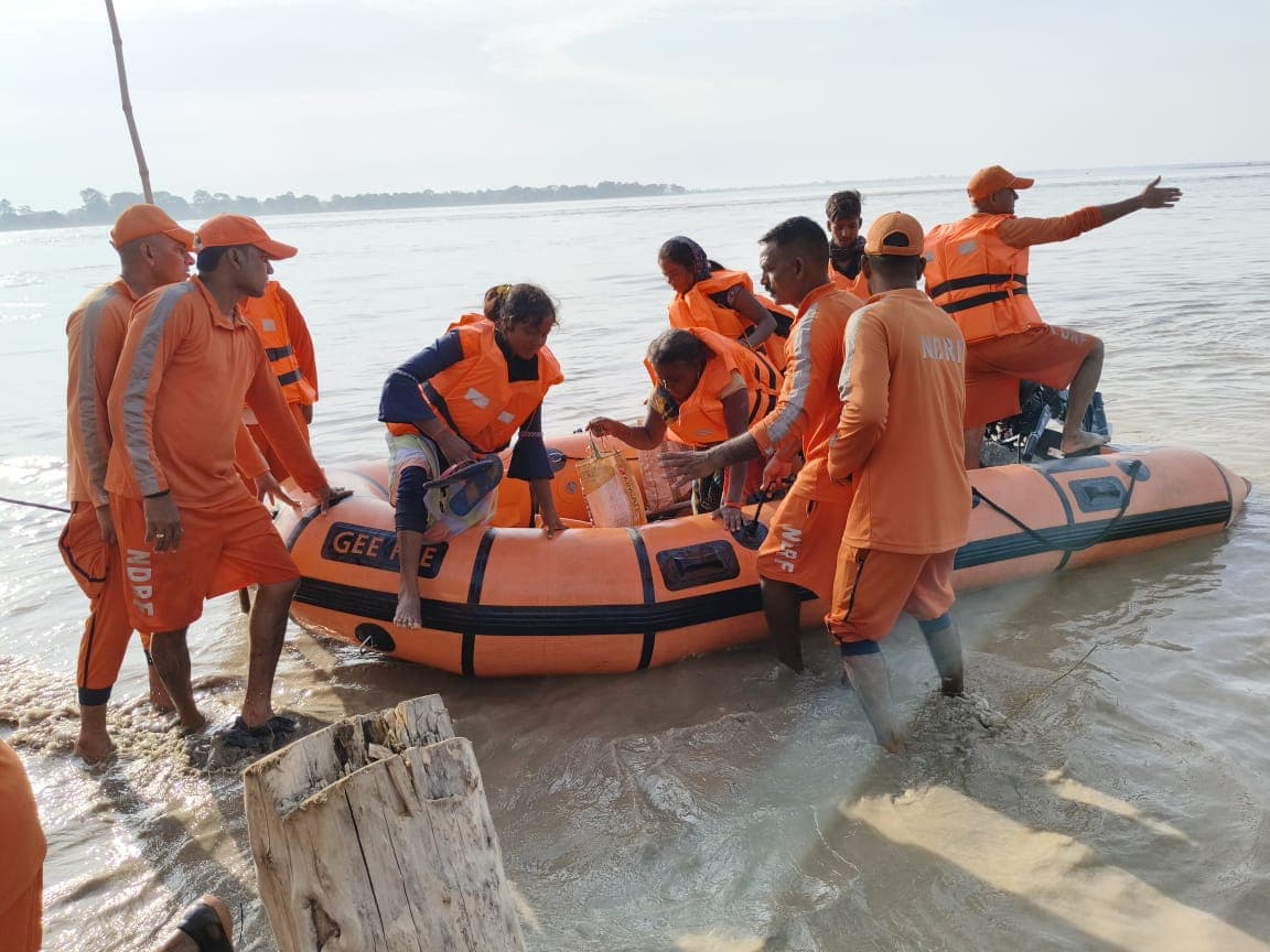 UP Flood News: बाढ़ में फंसे 194 लोगों की बचाई गई जान, बहराइच में रात भर चला रेस्क्यू ऑपरेशन