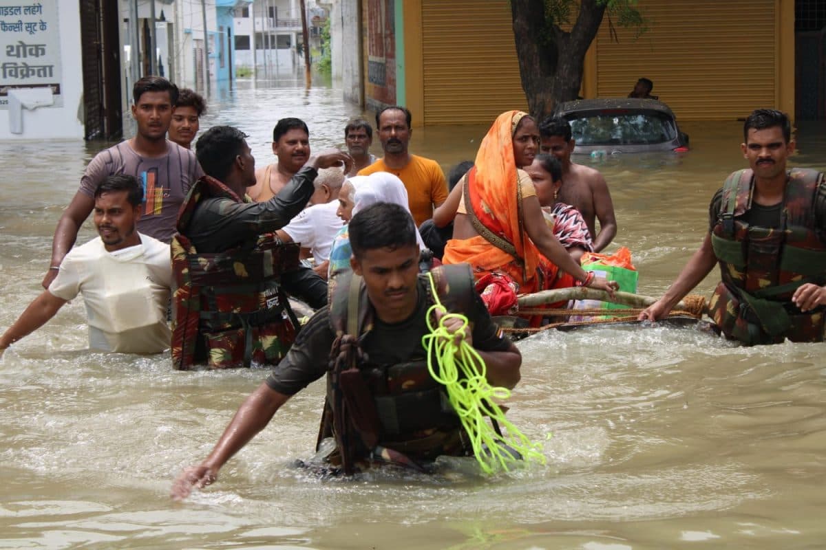 UP Flood News: गर्रा, रामगंगा, कनौट नदी में बढ़ा जल स्तर, शाहजहांपुर में सेना को बुलाया गया