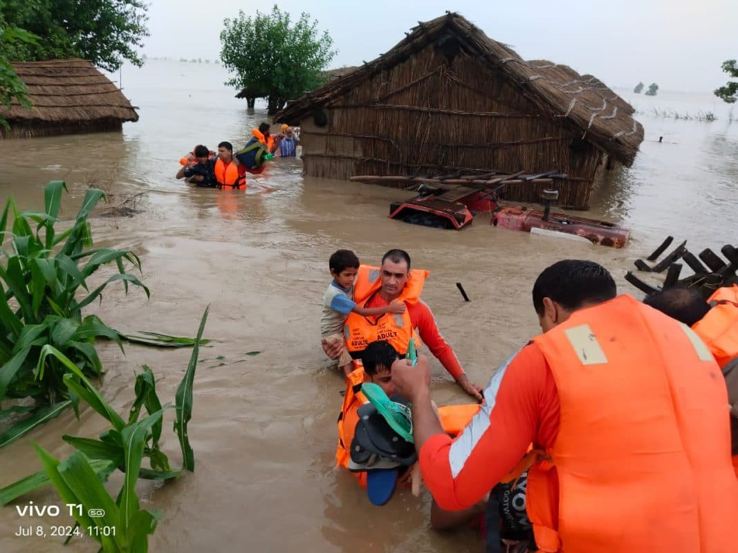 UP Flood News: यूपी के तराई क्षेत्र में बाढ़ से हालात बेकाबू, डूबने से 15 की मौत