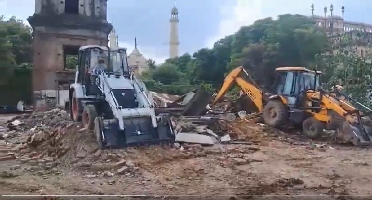 UP News: लखनऊ में फूल मंडी पर चला बुलडोजर, प्रशासन ने खाली कराई दुकानें
