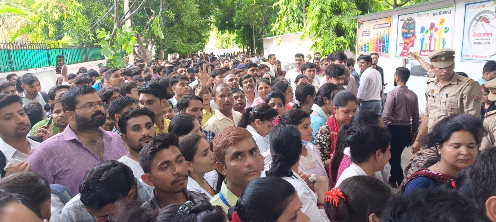 UP News: कोविड काल में तैनात कर्मचारियों ने डिप्टी सीएम के आवास का किया घेराव, एनएचएम में समायोजन की मांग