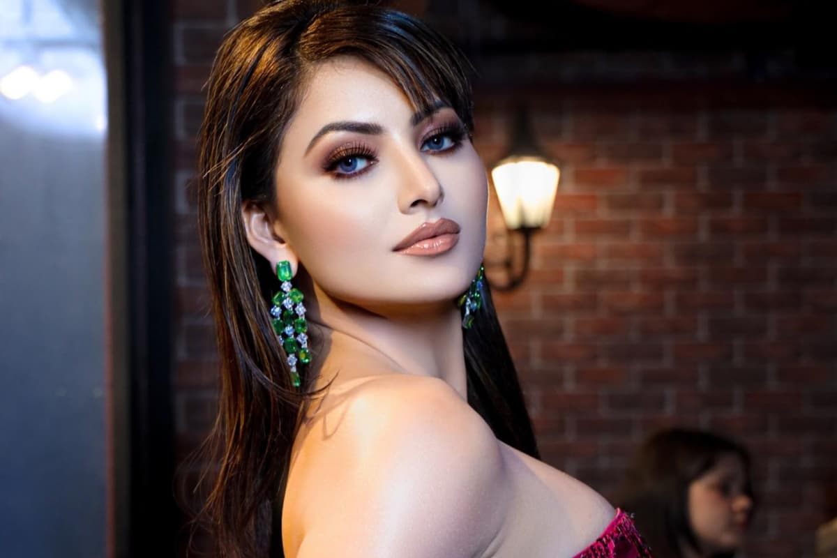 Urvashi Rautela ने खोली पोल, Dating App पर हैं बॉलीवुड के ये 2 चार्मिंग एक्टर्स, एक गर्लफ्रेंड वाला और एक तलाकशुदा