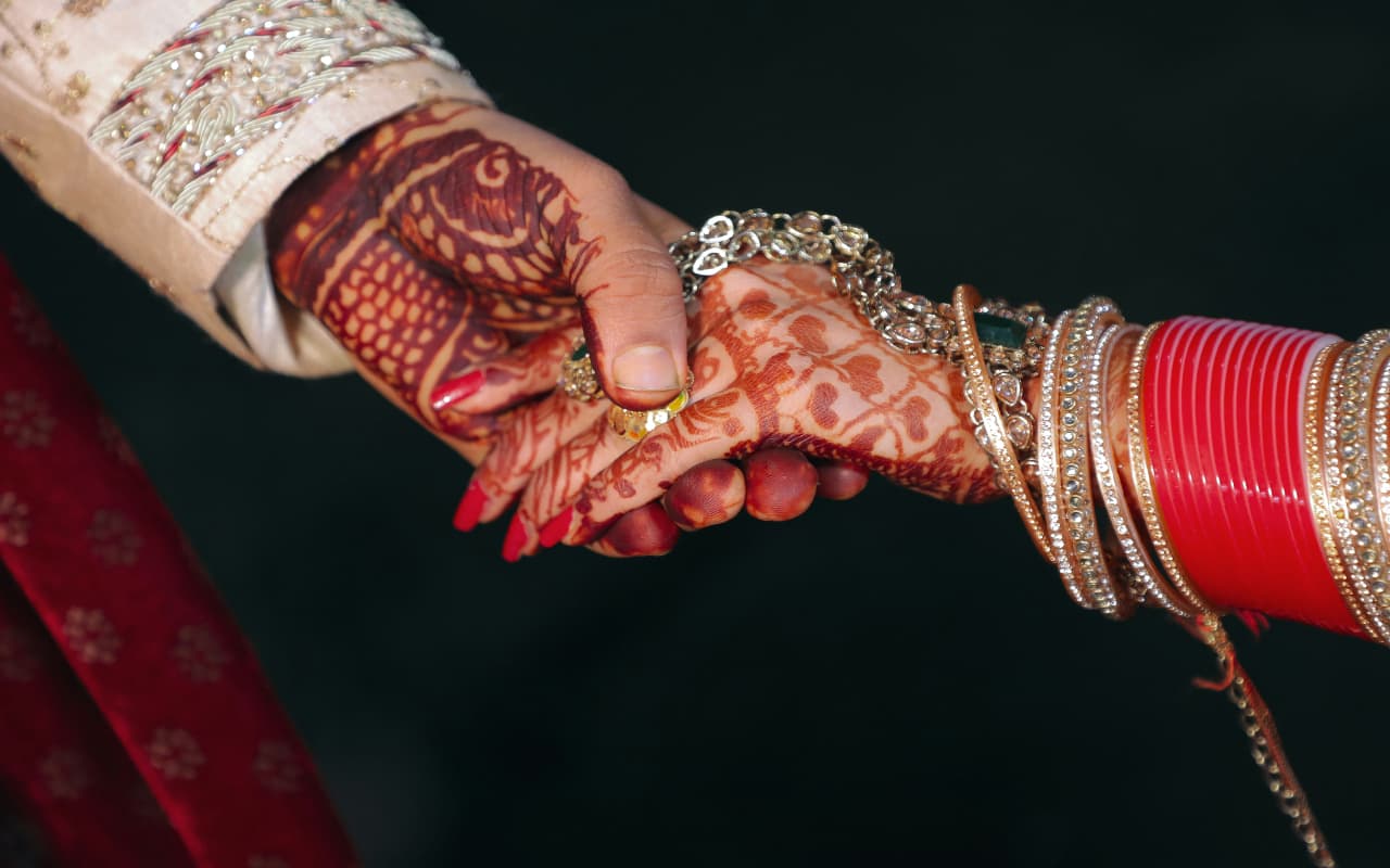 Vastu Tips: वैवाहिक जीवन में रहेगी खुशहाली, अपनाएं वास्तु से जुड़े ये नियम