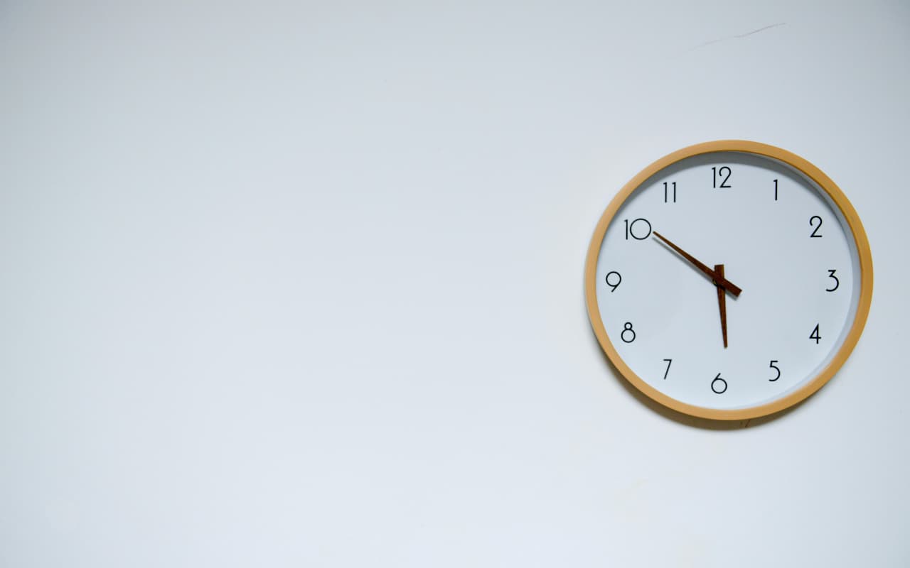 Vastu Tips: घड़ी से जुड़ी ये गलतियां बिगाड़ देंगी आपका समय, जानें