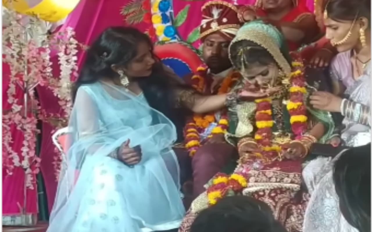 Viral Video: दूल्हे को देख कर जब रोने लगी दुल्हन, जयमाल के स्टेज पर घरवालों का हुआ बुरा हाल