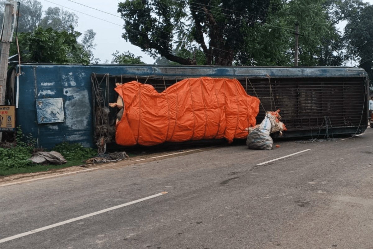Bus Accident : देवघर बाबाधाम से जलार्पण कर लौट रहे कांवरियों से भरी बस बराकर नदी के पास पलटी, दो घायल