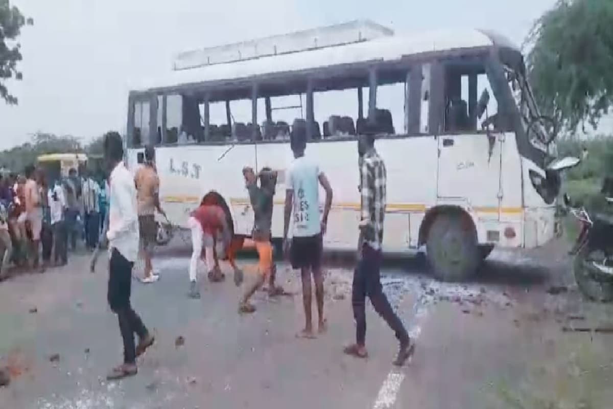 Gaya News: चंदौती में तेज रफ़्तार की बस ने महिला को कुचला, गुस्साए लोगों ने की तोड़फोड़
