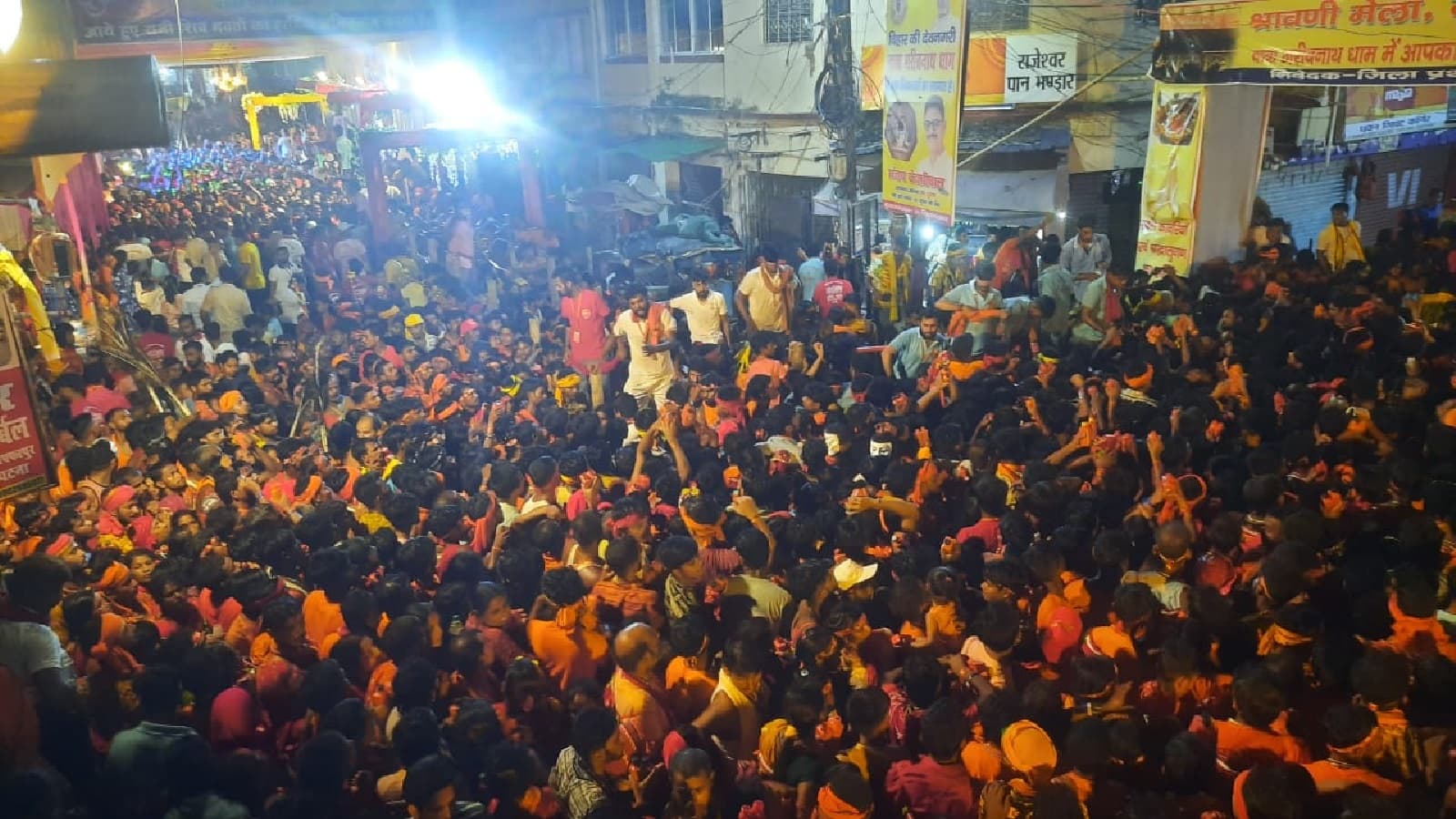 गरीबनाथ मंदिर: जलाभिषेक के लिए उमड़ा सैलाब,  जिला प्रशासन की व्यवस्था में चूक, भीड़ संभालने में पुलिस नदारद..