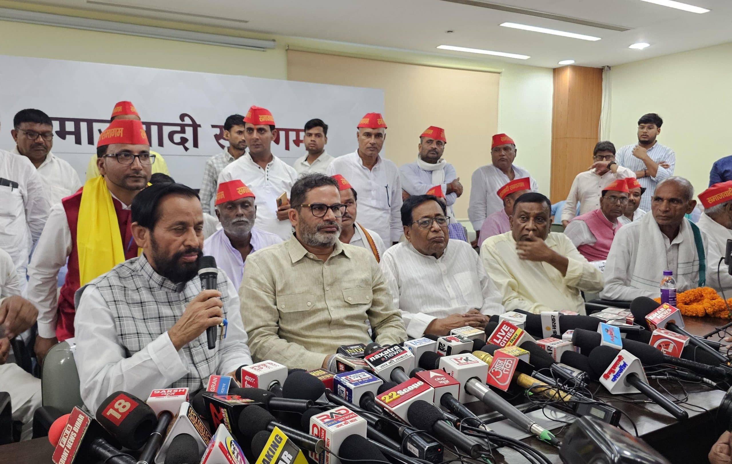 Bihar Politics: जन सुराज में शामिल हुए देवेंद्र प्रसाद यादव, पढ़िए प्रशांत किशोर ने क्या कहा?