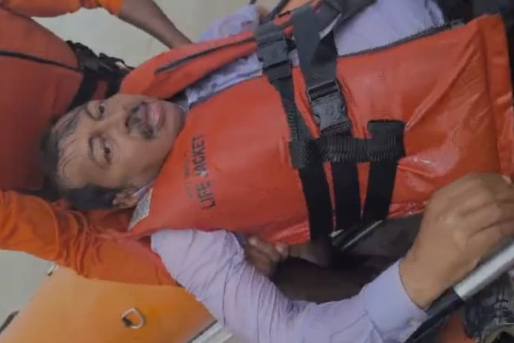 Bihar Flood: भागलपुर के नवगछिया में NDRF के बोट से पानी में गिरे मुख्य अभियंता, बाल- बाल बचे