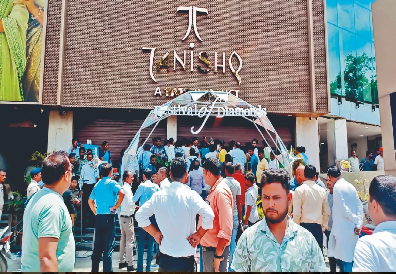 तनिष्क ज्वेलरी लूट कांड: लूटी गयी ज्वेलरी में से एक हीरा की अंगूठी बरामद, दो गिरफ्तार