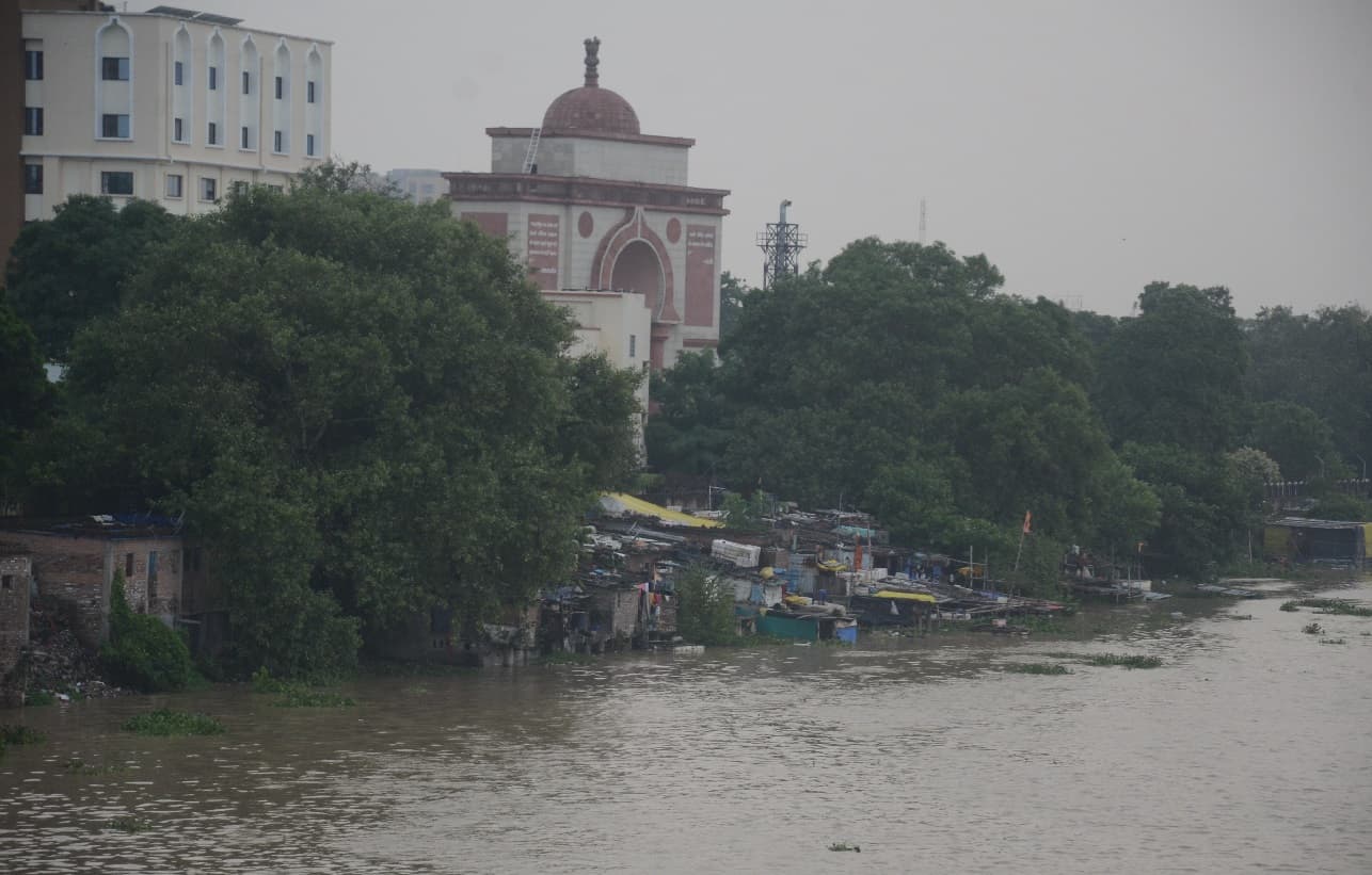 Bihar Flood: पटना में मरीन ड्राइव को छूने लगी गंगा, घाटों पर खतरे के निशान को किया पार..