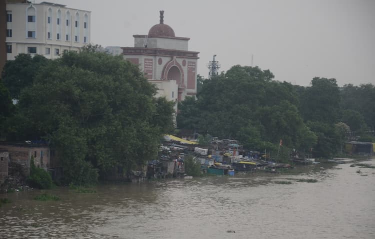 Bihar Flood: पटना में मरीन ड्राइव को छूने लगी गंगा, घाटों पर खतरे के निशान को किया पार..