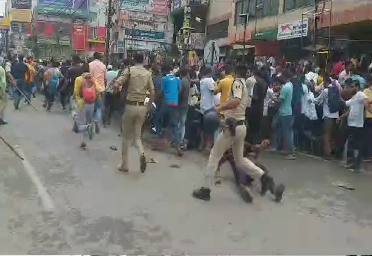 वन कैंडिडेट वन रिजल्ट की मांग को लेकर सड़क पर उतरे शिक्षक अभ्यर्थियों का हंगामा, पुलिस ने लाठीचार्ज कर खदेड़ा...