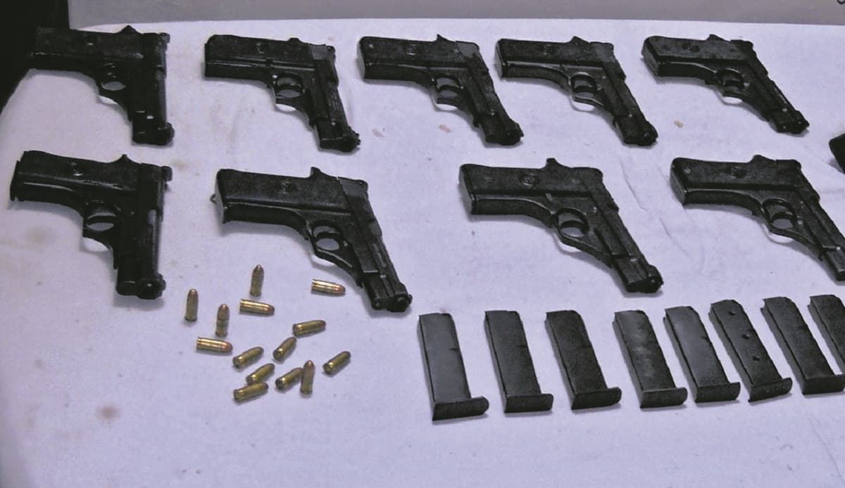 Munger News : पुलिस की आंखों में धूल झोंक बना रहे मौत का सामान