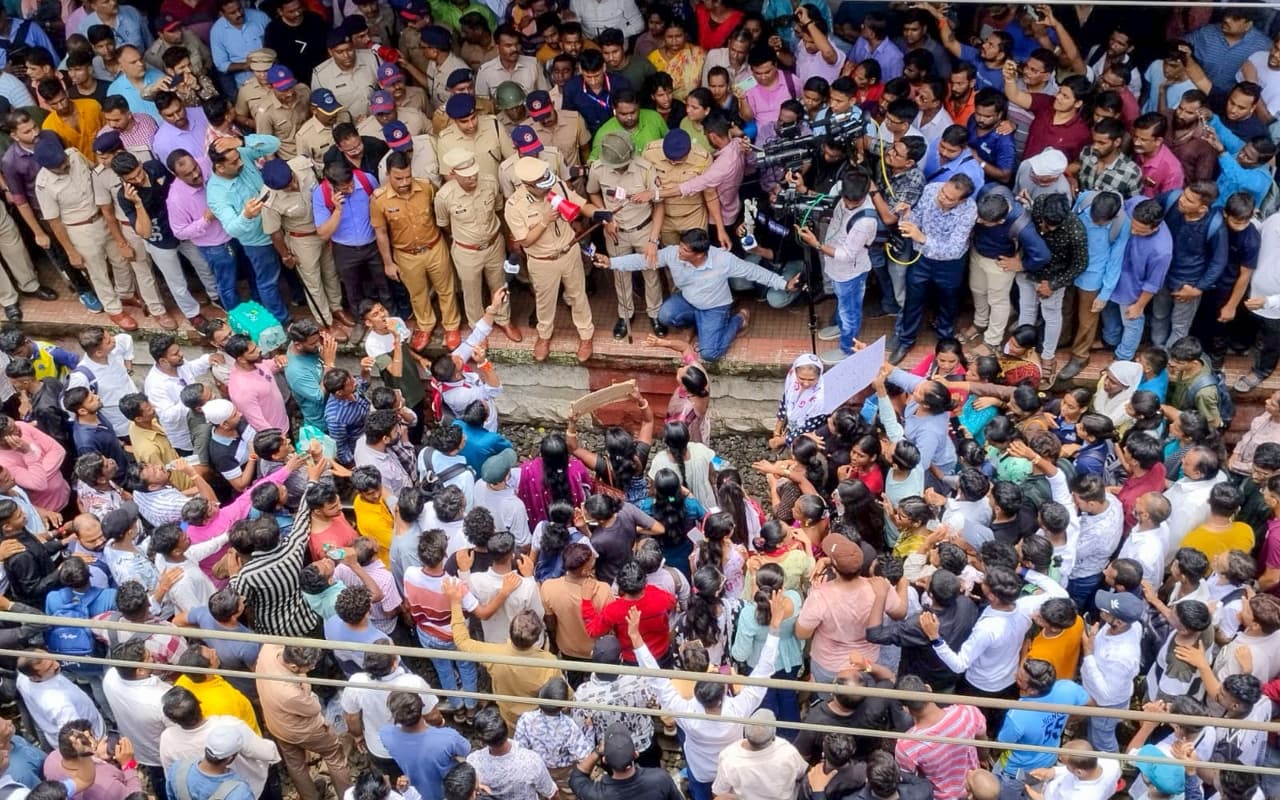 Badlapur News: बदलापुर में हुए उग्र प्रर्दशन पर महाराष्ट्र सरकार ने लिया एक्शन, 40 लोग गिरफ्तार