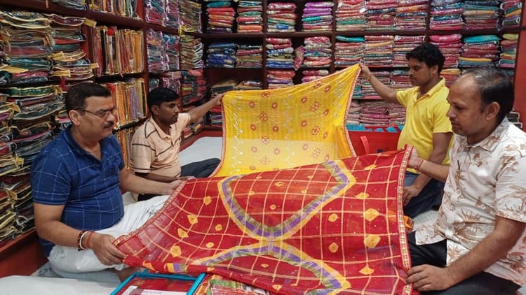 Bihar News: हरियाली तीज को लेकर बाजार में रौनक, महिलाओं की खरीदारी से बाजार गुलजार