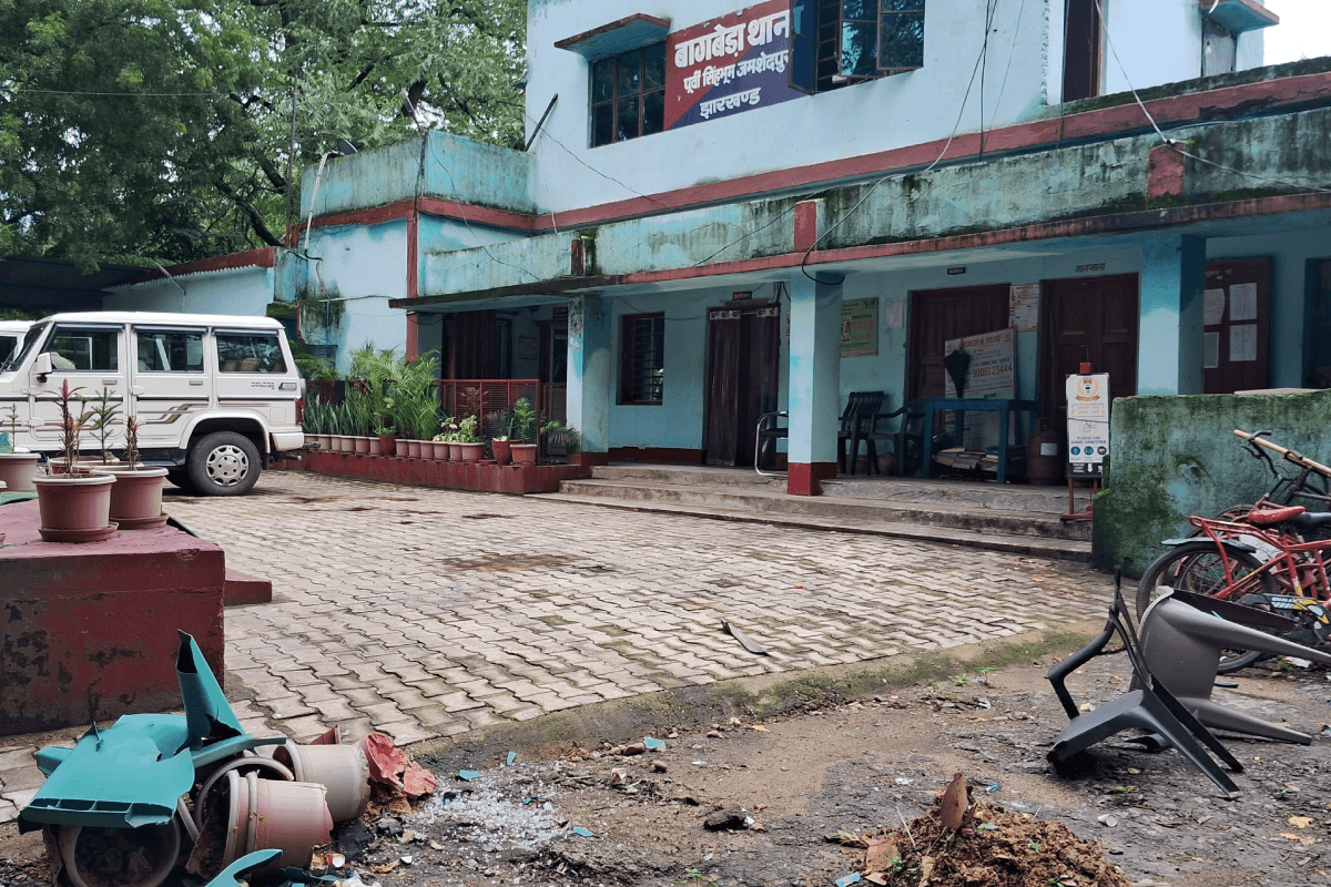 Jamshedpur News: एक दर्जन किन्नरों ने थाने में किया हंगामा, देर रात हुआ हाई वोल्टेज ड्रामा, बुलानी पड़ी क्यूआरटी फोर्स